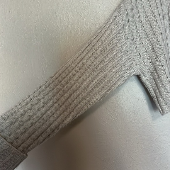 Forever 21 Drop-Sleeve Crew Sweater. Size M. Gently used - Picture 2 of 5